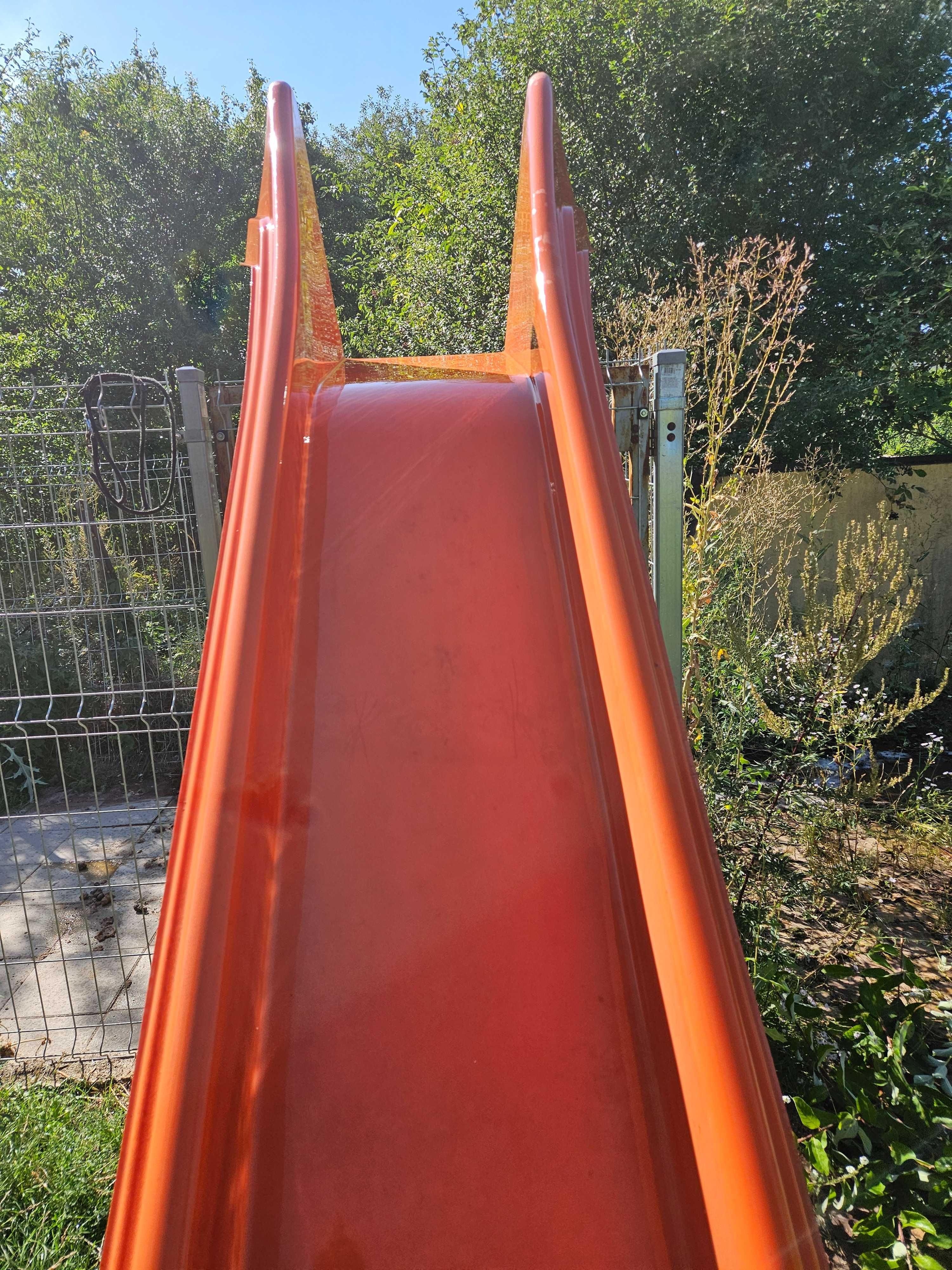 Zjeżdżalnia dla dzieci z kompozytu/laminatu