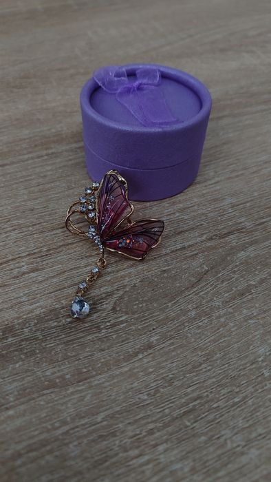 Продам нову, ефектну брошку у вигляді метелика.