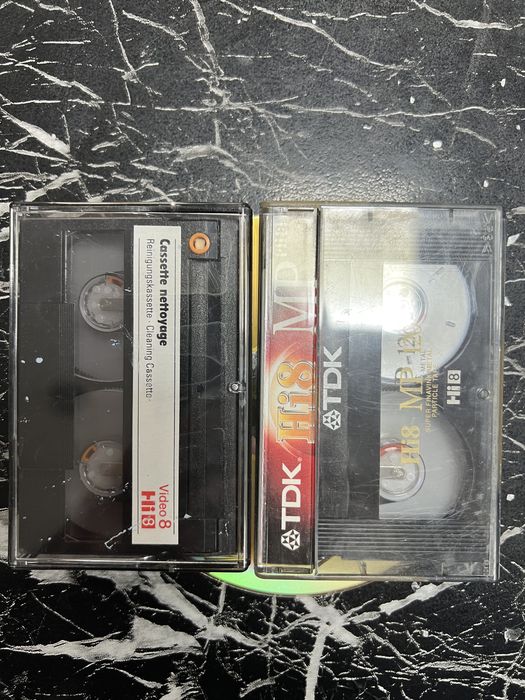 Kaseta czyszczaca i kaseta hi8 do kamer