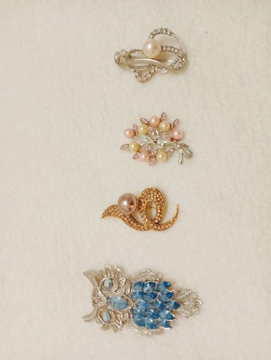 Pulseiras, brincos e colares Diversos preços