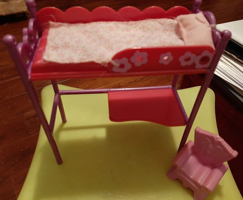 Caminha+sofá de bonecas+formas de brincar na areia e regador+escova