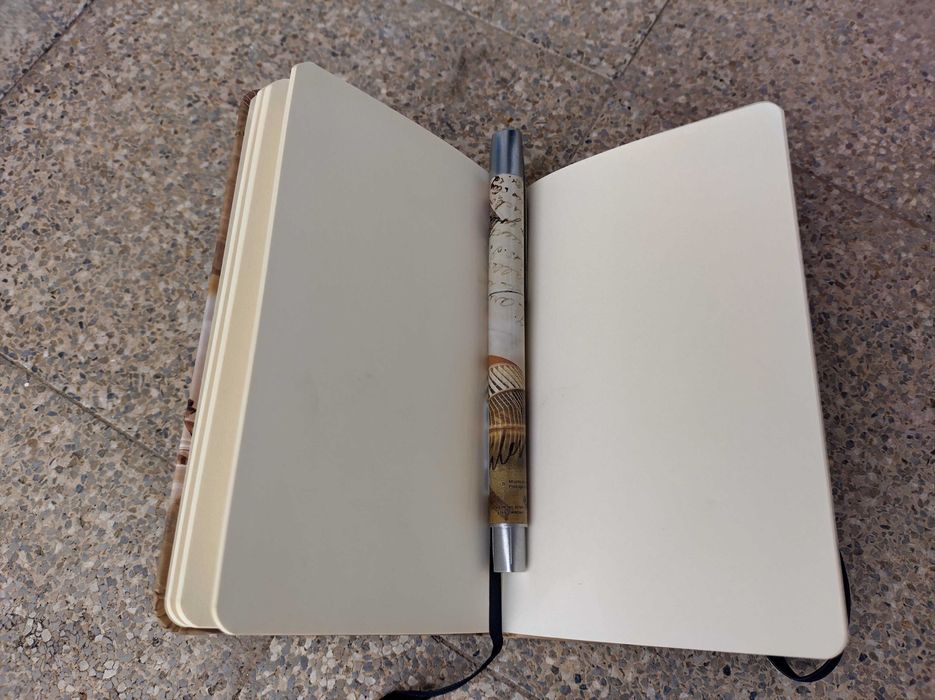 Caderno A6 e caneta a condizer