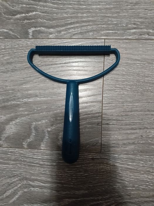 Щітка прилад для видалення вовни тварин, волосся, ворсу з килимів, меб