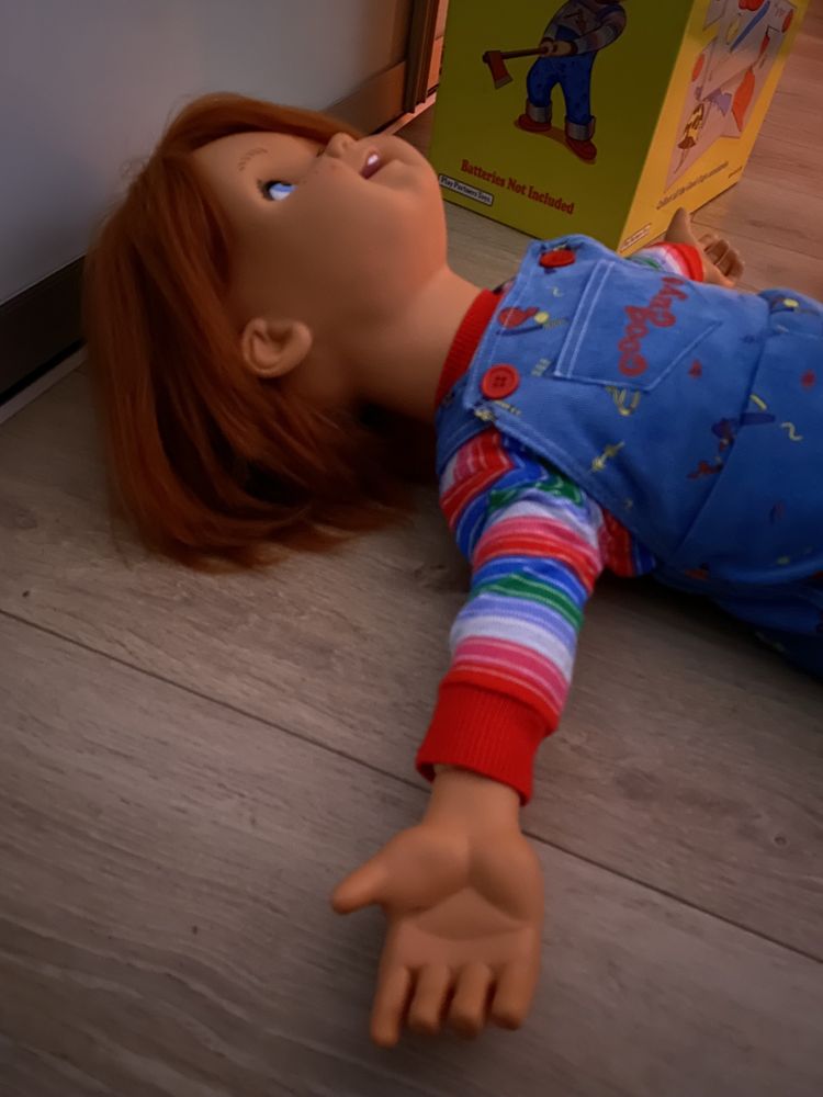 Laleczka Chucky Child’s Play replika 1:1 mowiąca pudelko i akcesoria
