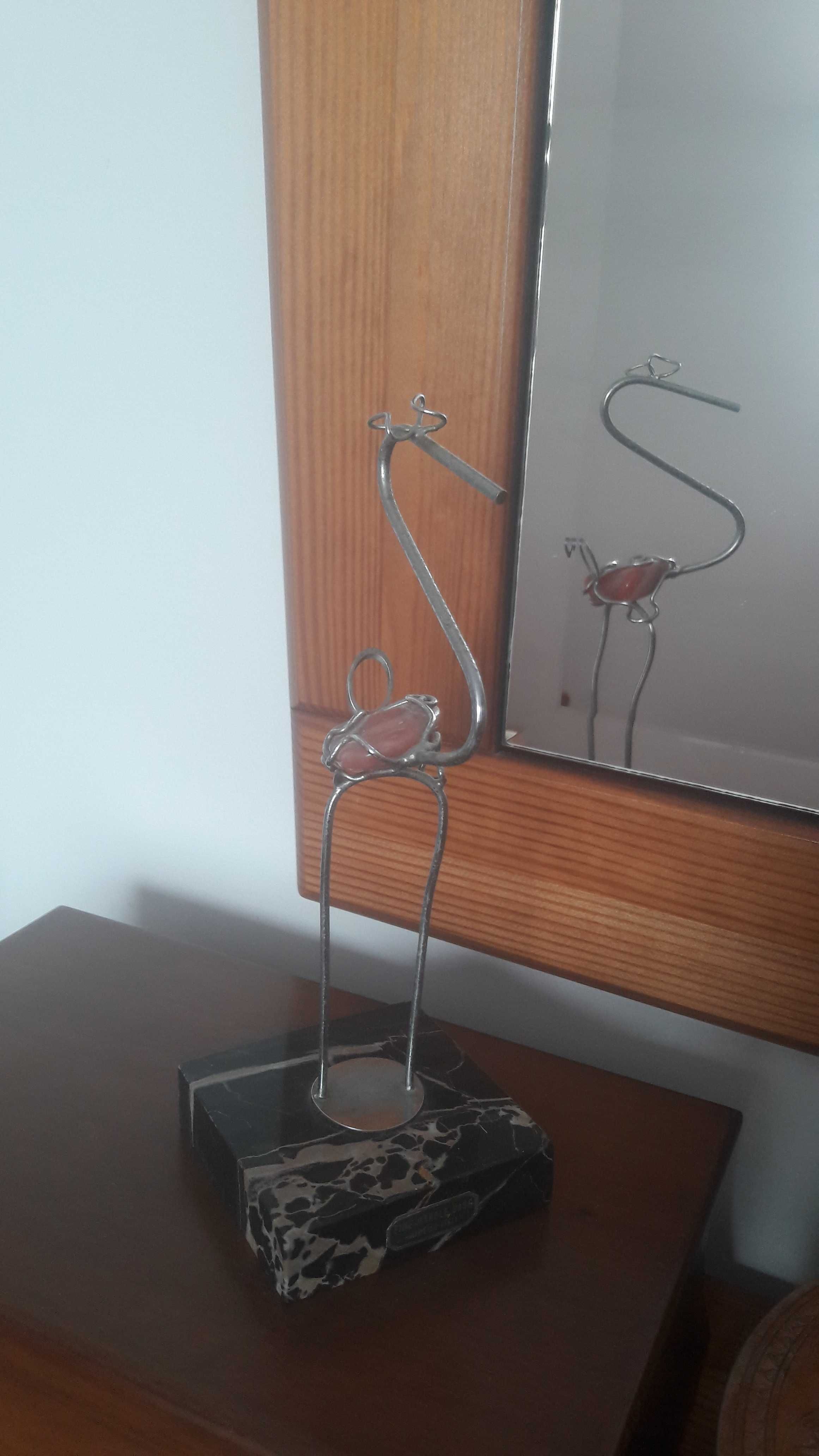 Metalowy ptak z kamykiem kamienna podstawa 21 cm metaloplastyka