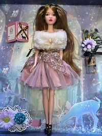 Лялька принцеса Емілі у красивій сукні