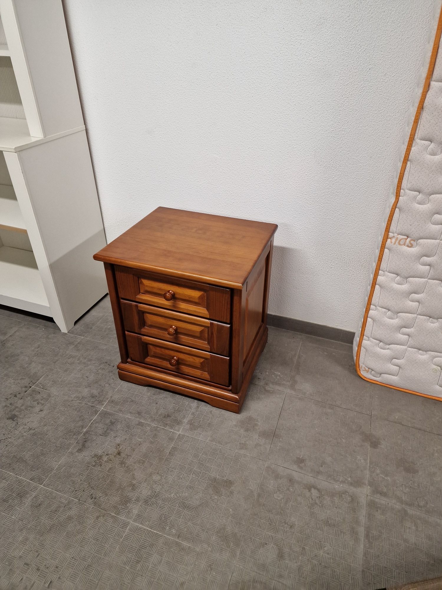 Conjunto Cama, Colchão e Mesa de Cabeceira
