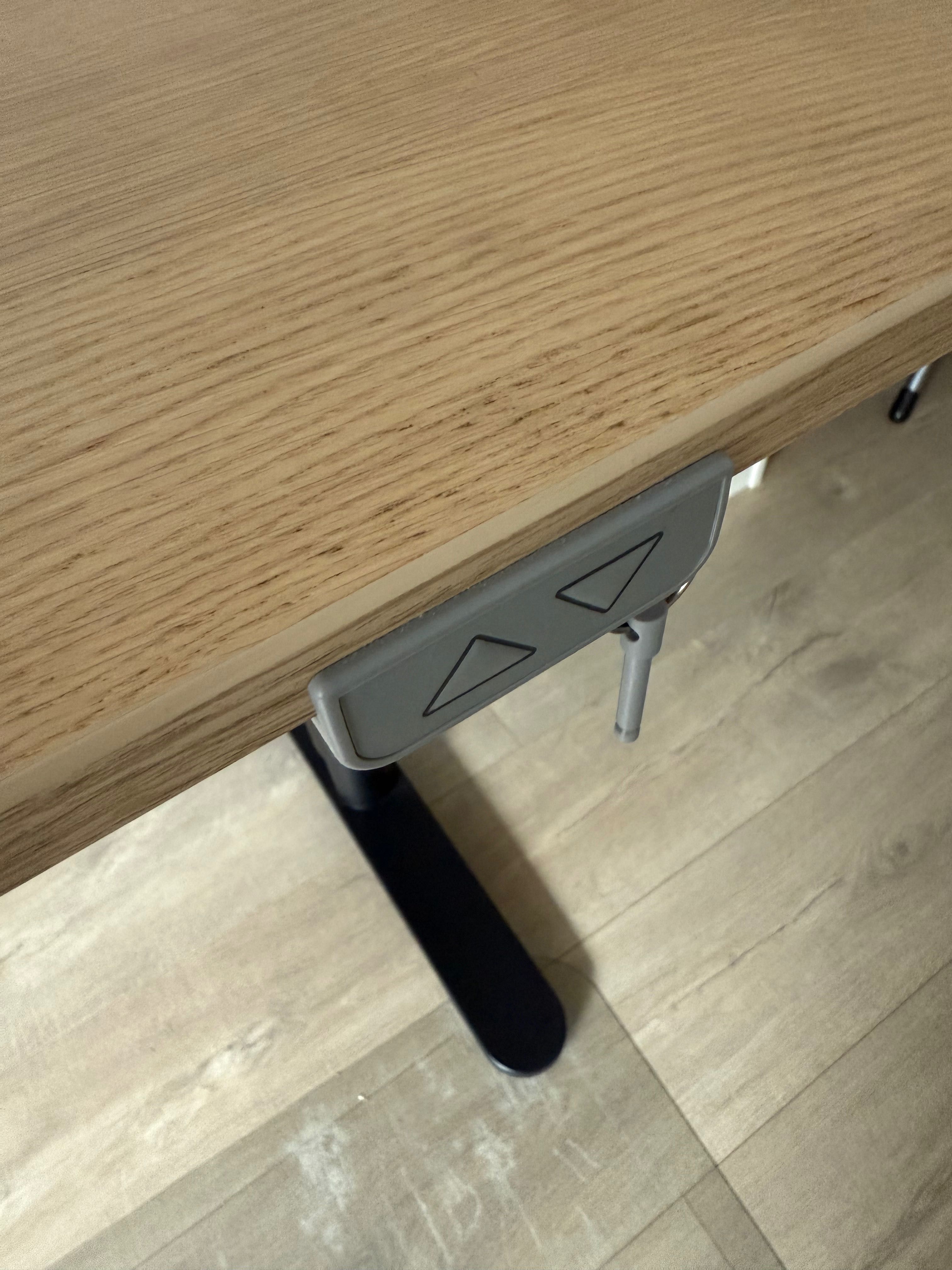 Regulowane biurko BEKANT (Ikea) – dla dorosłych i dzieci.