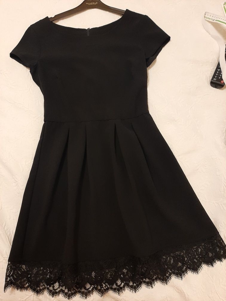 Vestido preto  curto com renda ao fundo