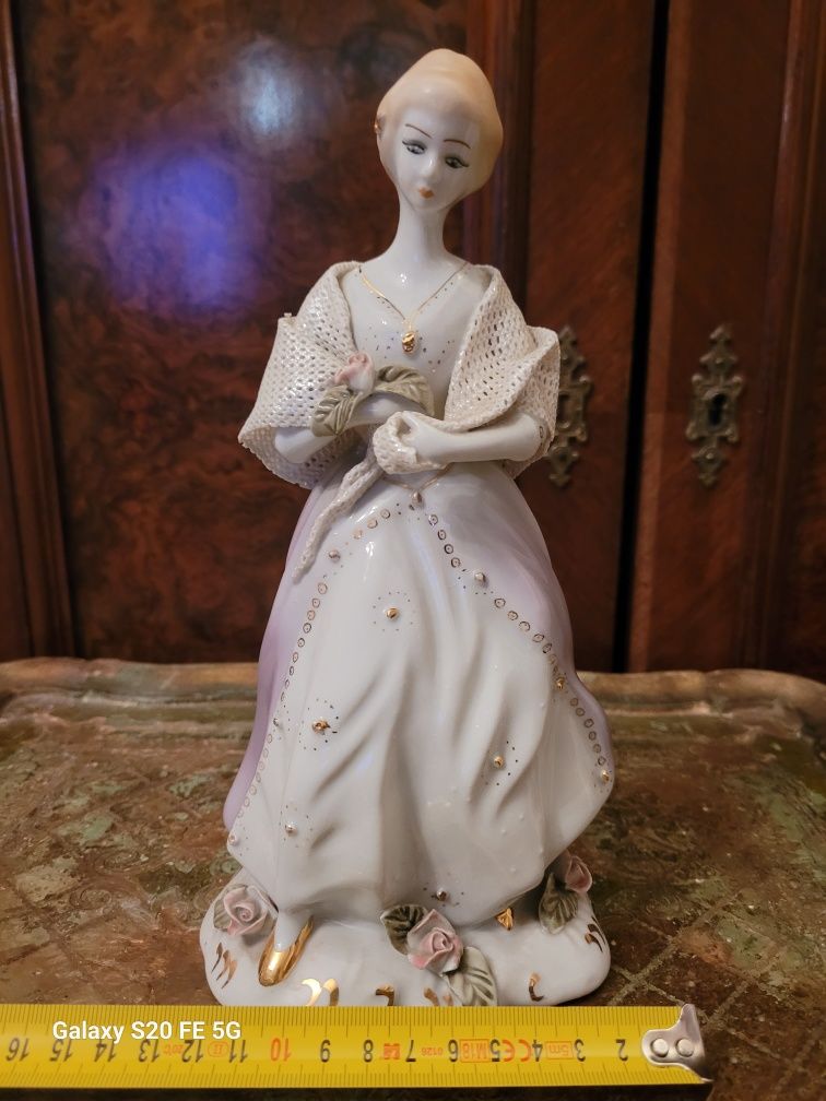 Porcelana stara figurka dama koronka PRL