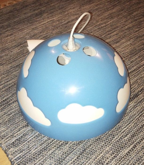 Candeeiro de teto infantil com nuvens