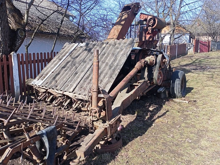 Кукурудзозбиральний комбайн причіпний з бункером