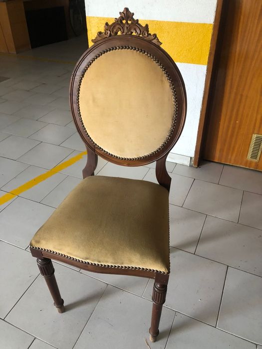 Cadeira trabalhada na parte de cima