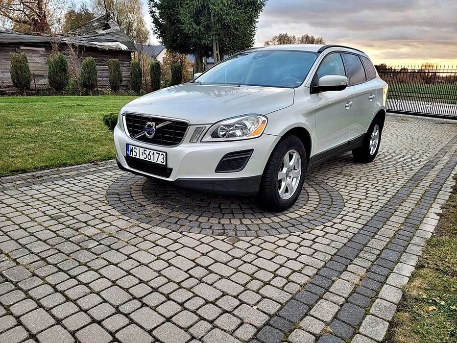Volvo XC 60 2.0D 5-CYLINDRÓW Fabryczny Lakier PERLA Super Stan LEDY Navi Pół-Skóra