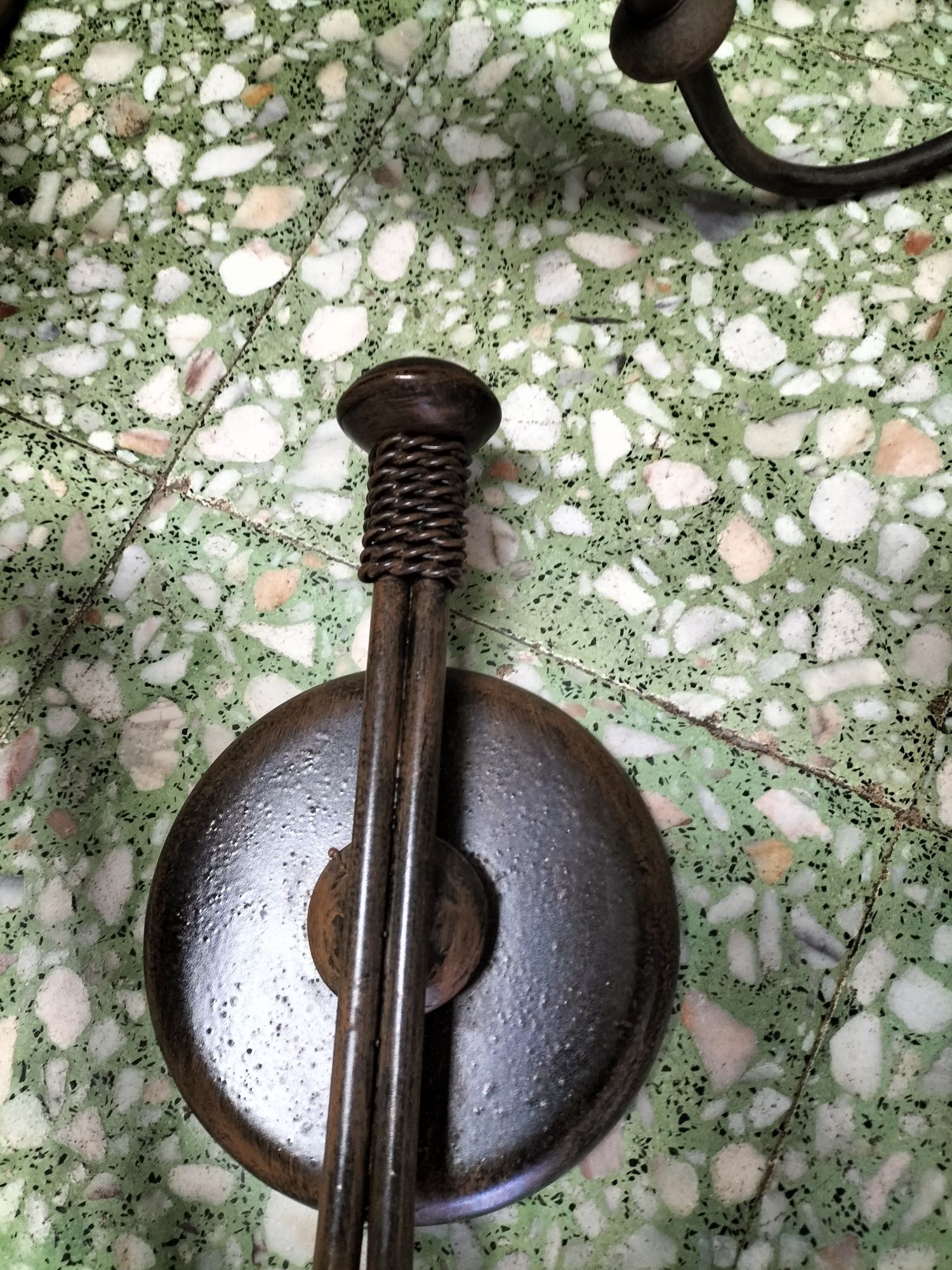 Conjunto de candeeiros de tecto e parede.