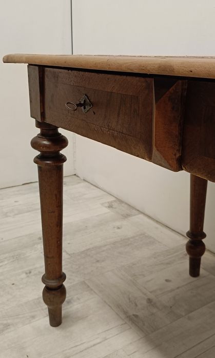 stary drewniany stół wiejski do kuchni altany siedliska pergoli