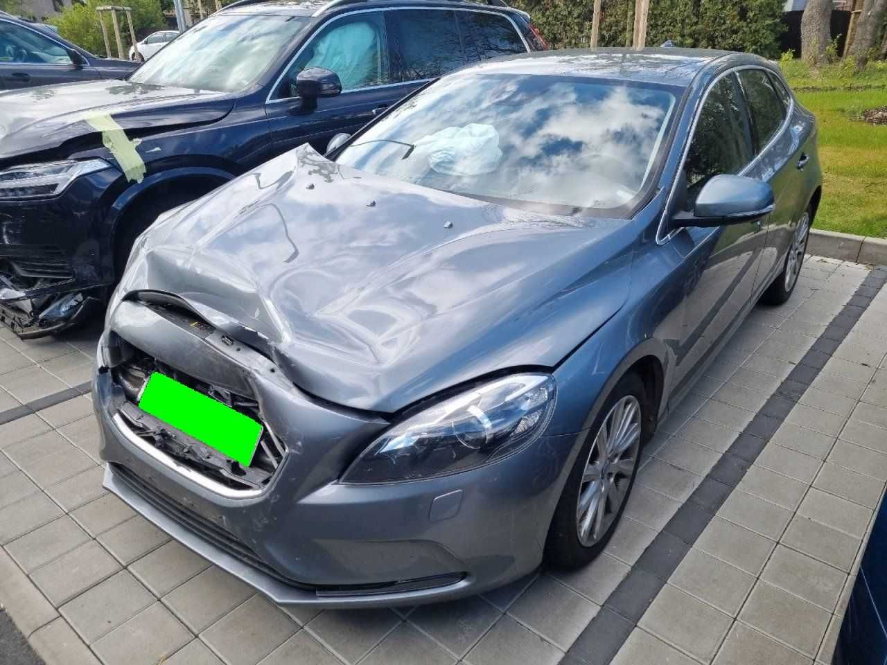 volvo v40 momentum - 5.2015-2.0 diesel-150km-navi- uszkodzony-jezdny