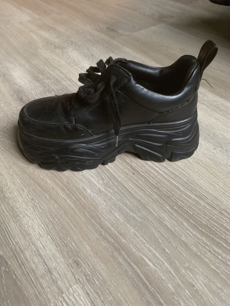 Czarne wysokie buty z łańcuchem rozmiar 37