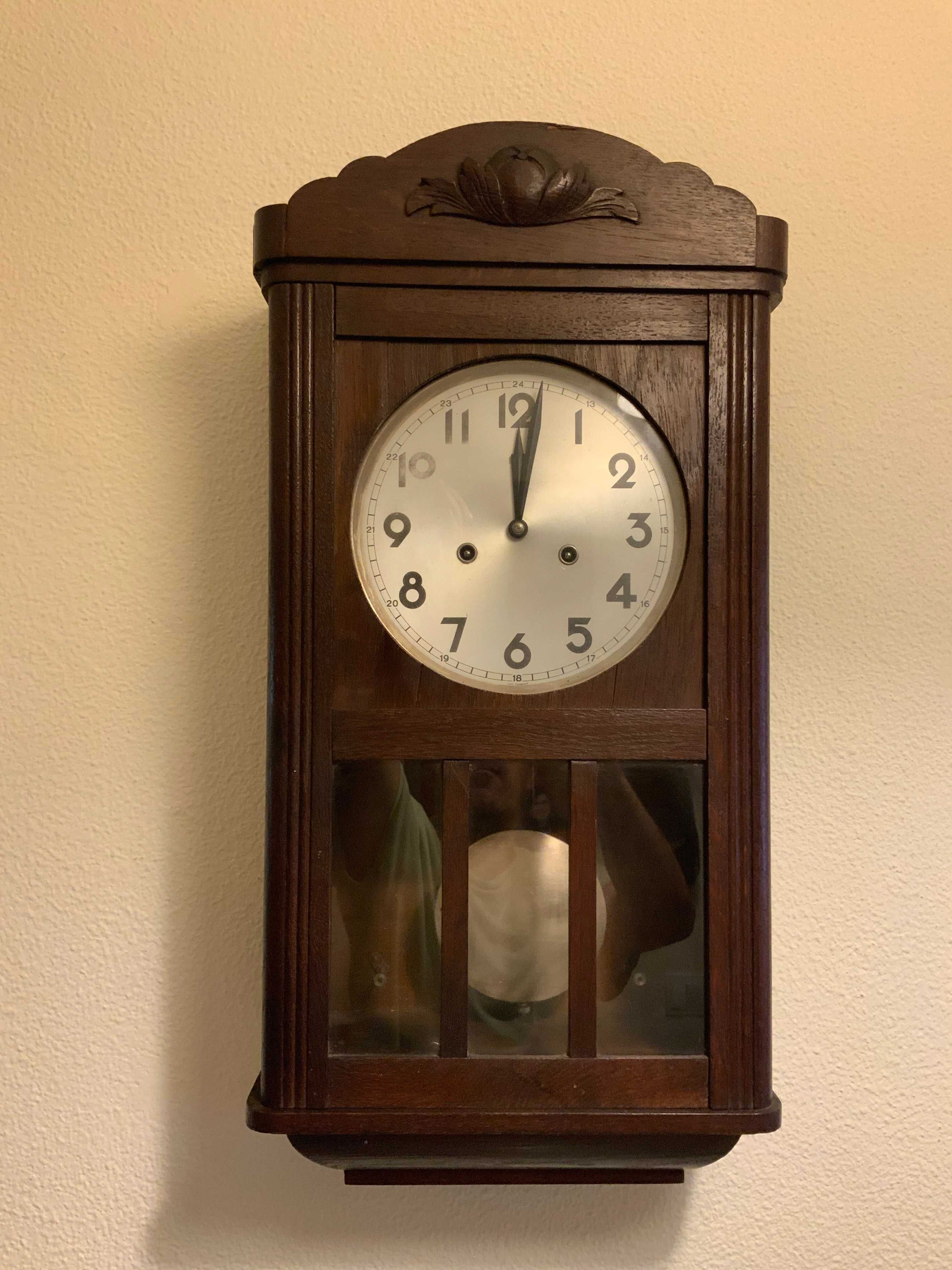 Relógio de parede com 60 anos.