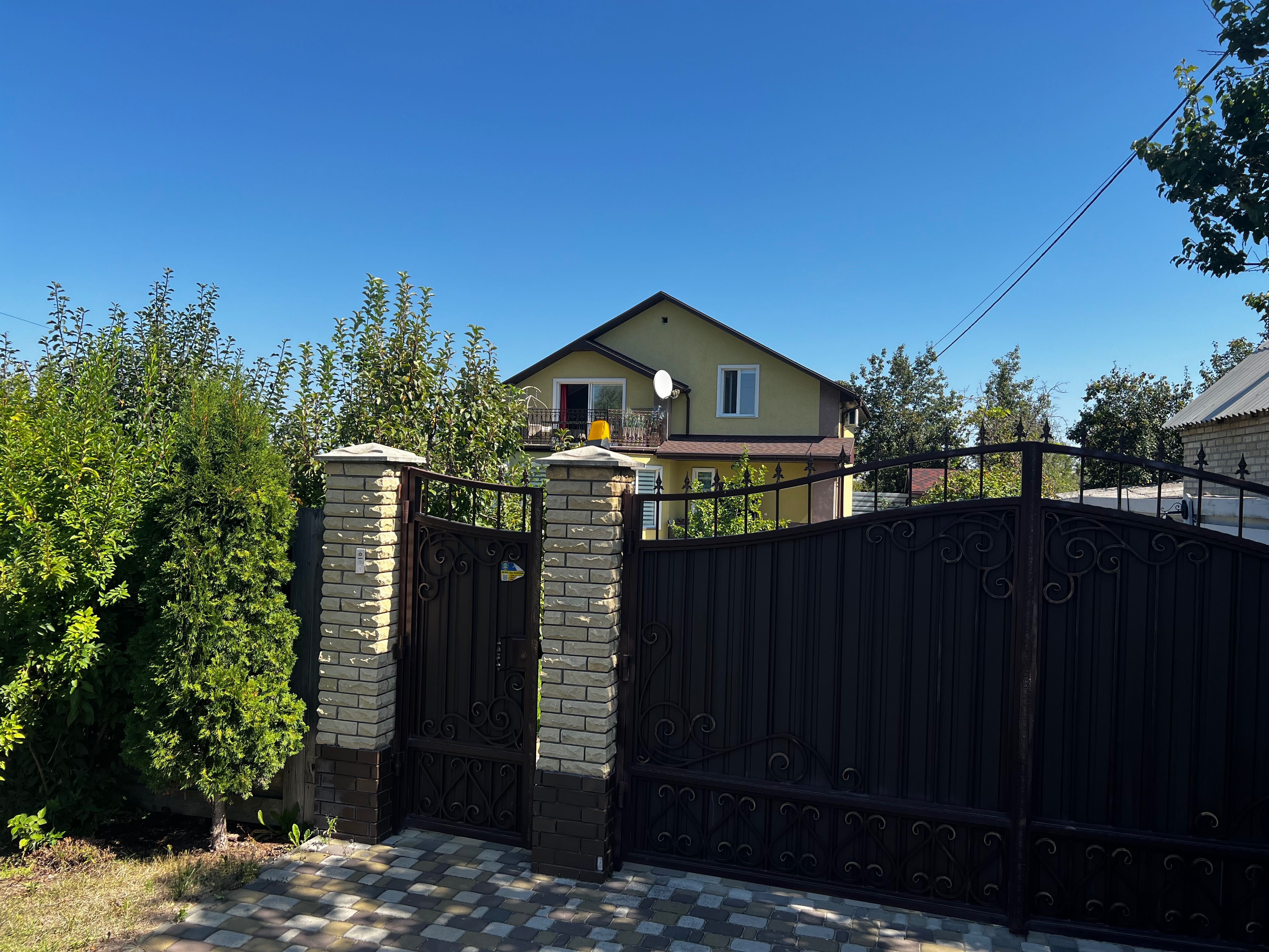 Двоповерховий будинок з меблями і технікою біля озер в с. Горенка.