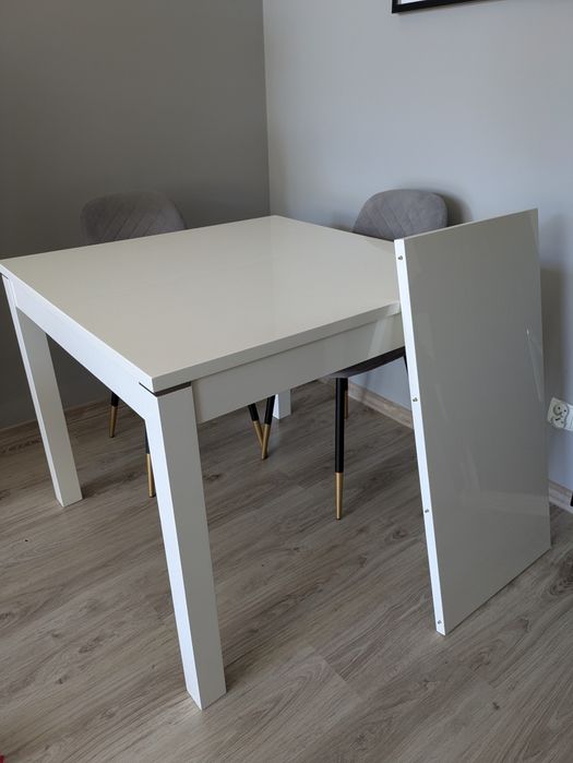 Biały stół 90x90 rozkładany w dobrym stanie