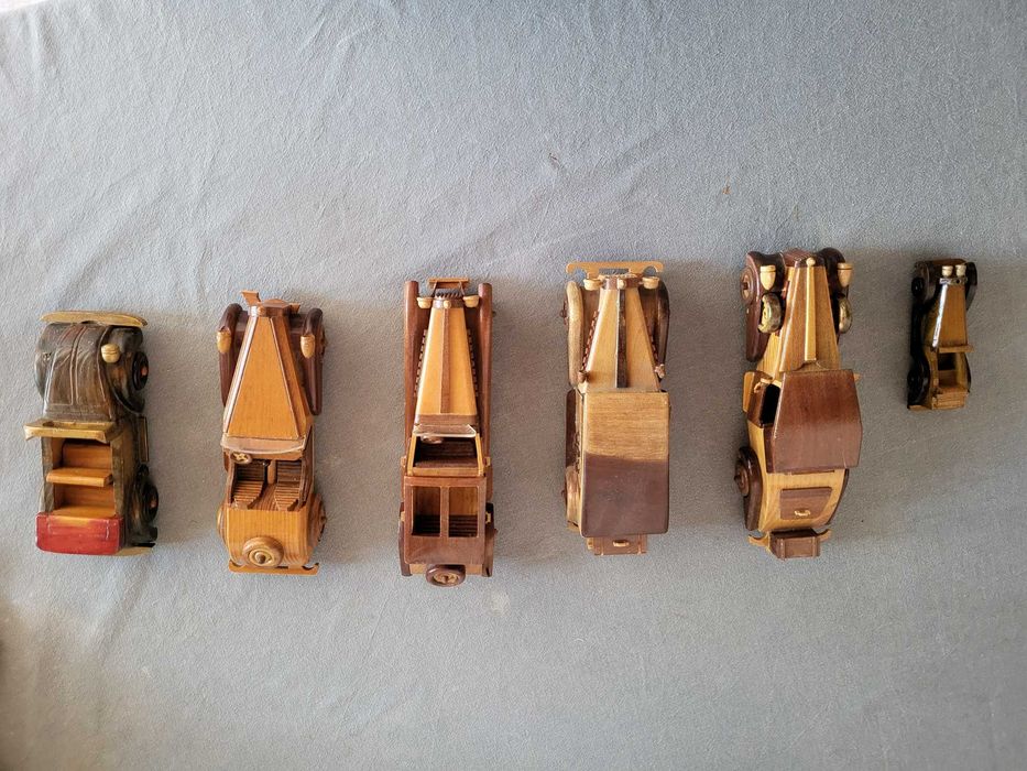 Conjunto de Carros em Madeira