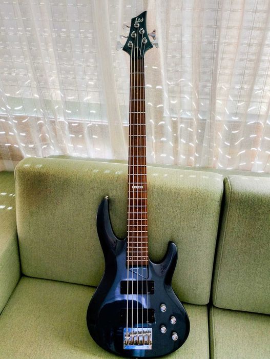 Guitarra baixo E.S.P. 5 cordas