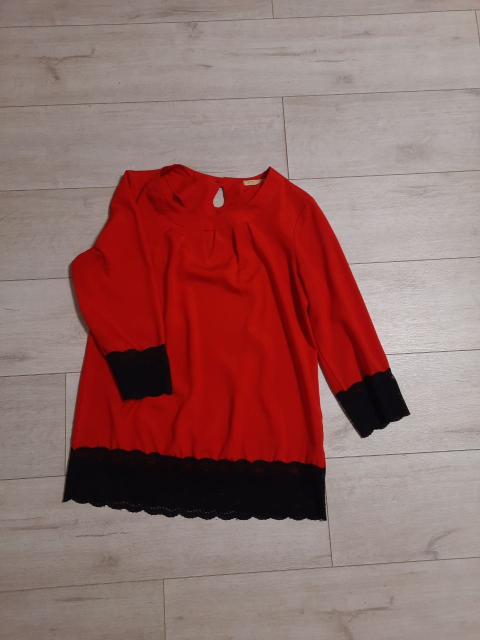 Червона блузка з чорним кружевом