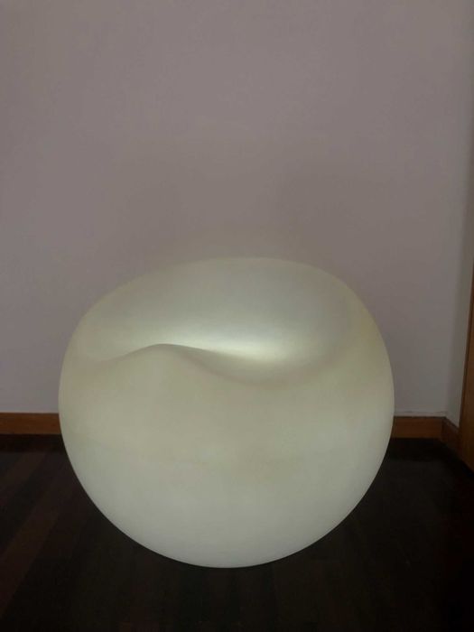 Banco com luz led RGB recarregável.