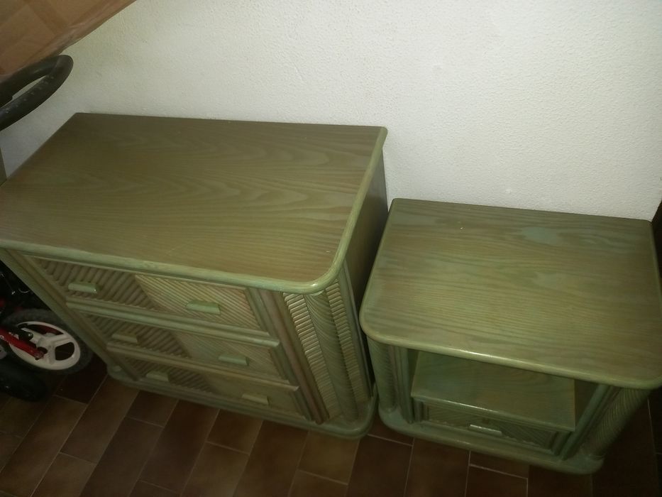 Cómoda e mesa de cabeceira
