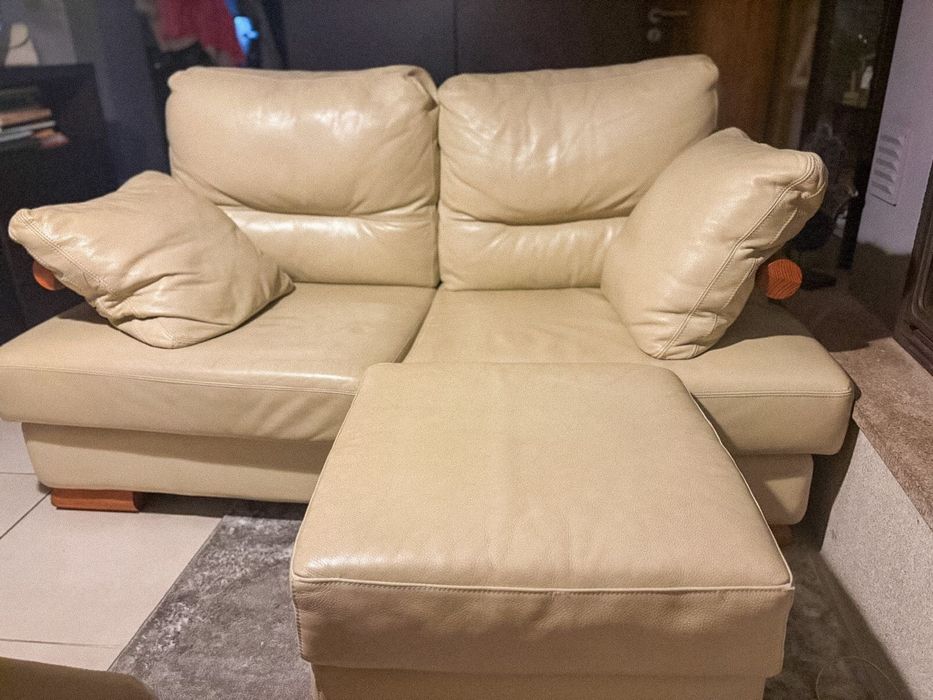 Sofás em pele + pufes – bom estado