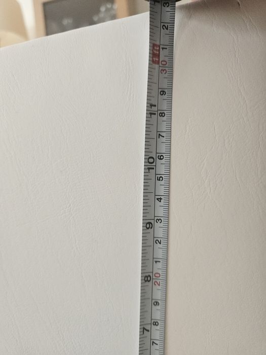 Mesa de centro quadrada com tampo em vidro fosco e estrutura branca