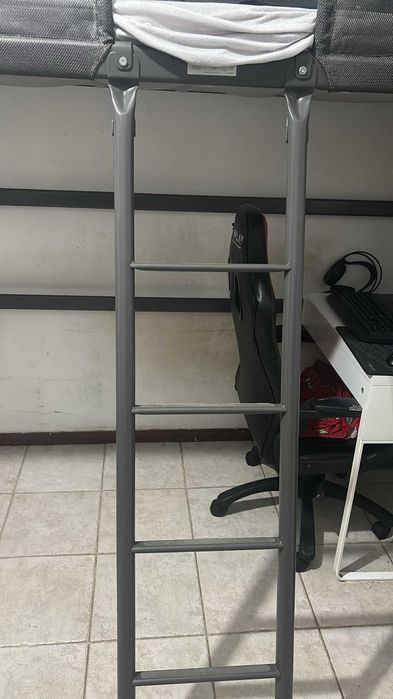 Cama criativa com estrutura alta cinza,