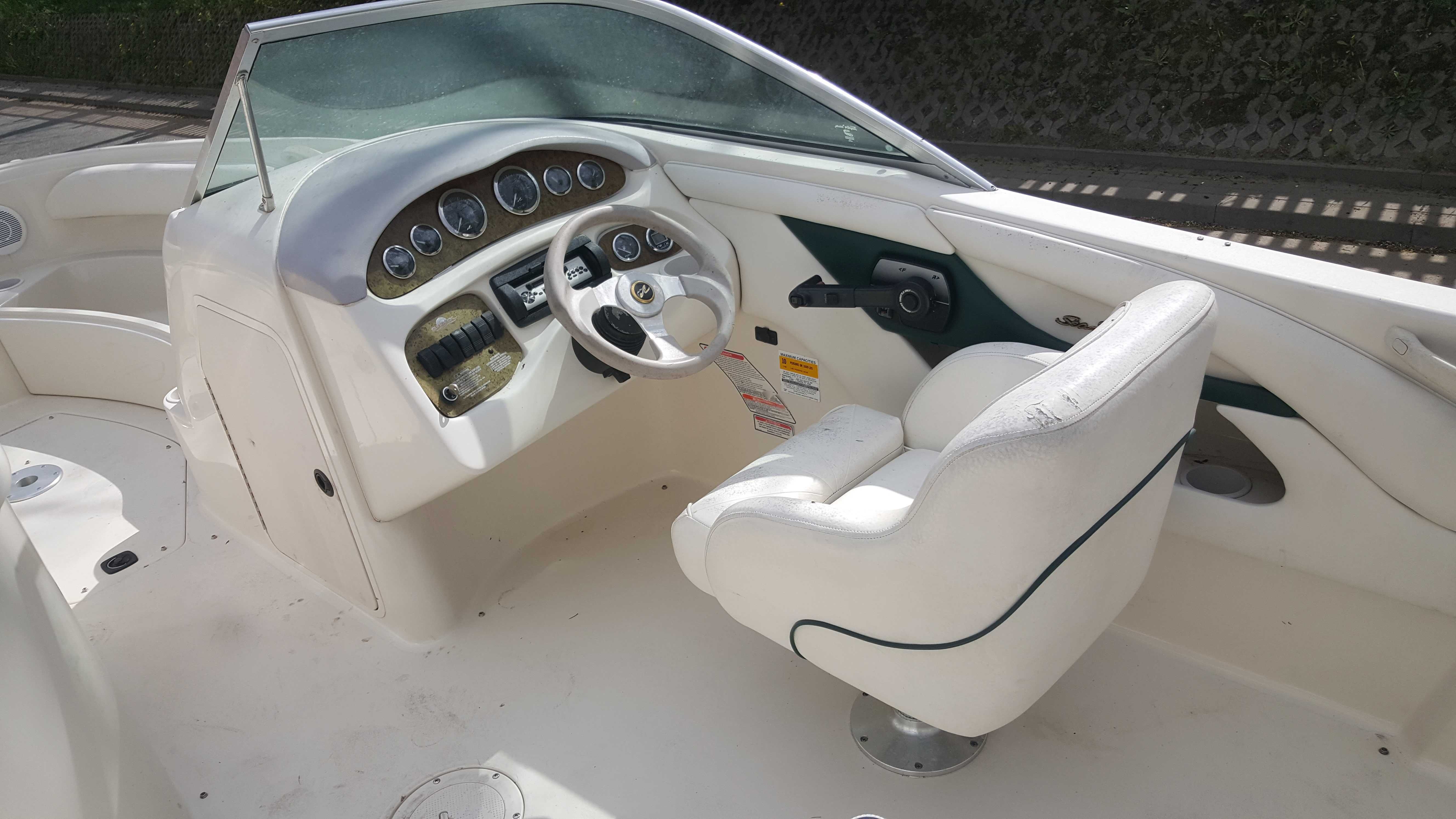 Łódź motorowa motorówka Sea Ray Sundeck 210