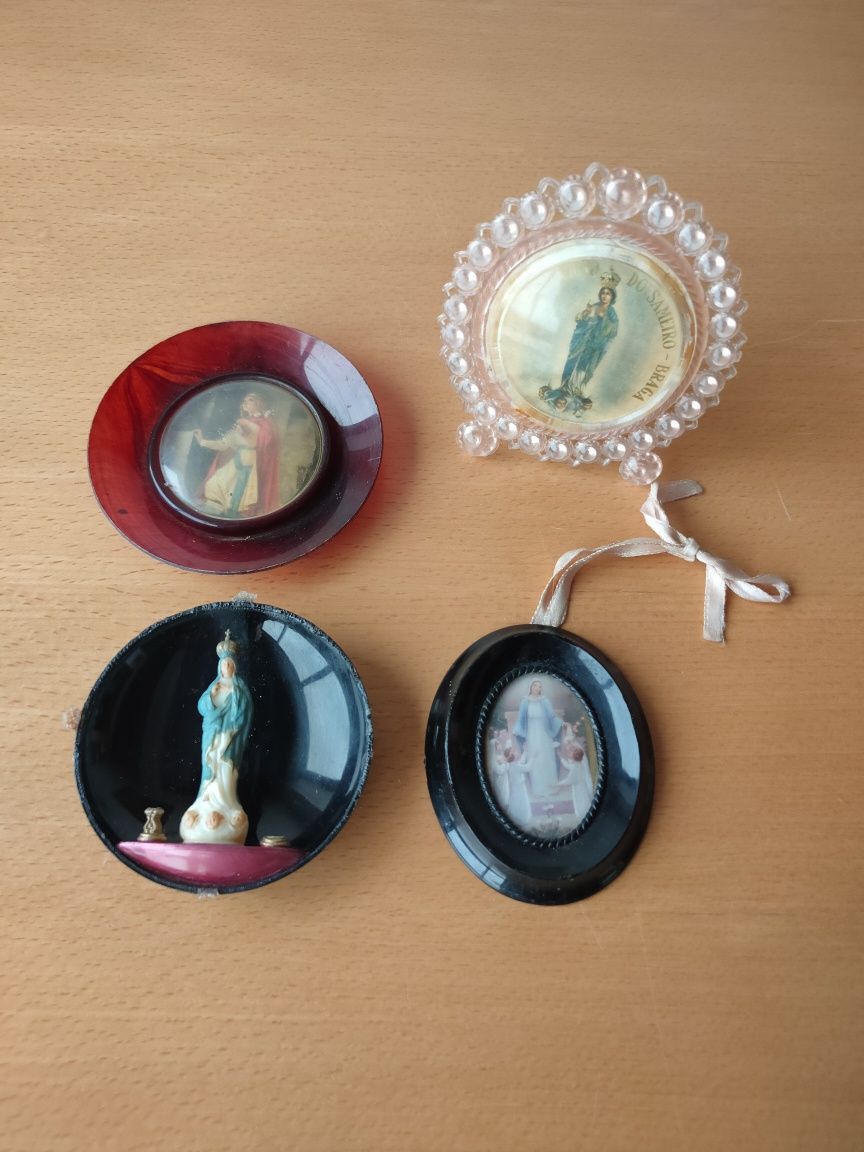 Conjunto de figuras religiosas antigas.