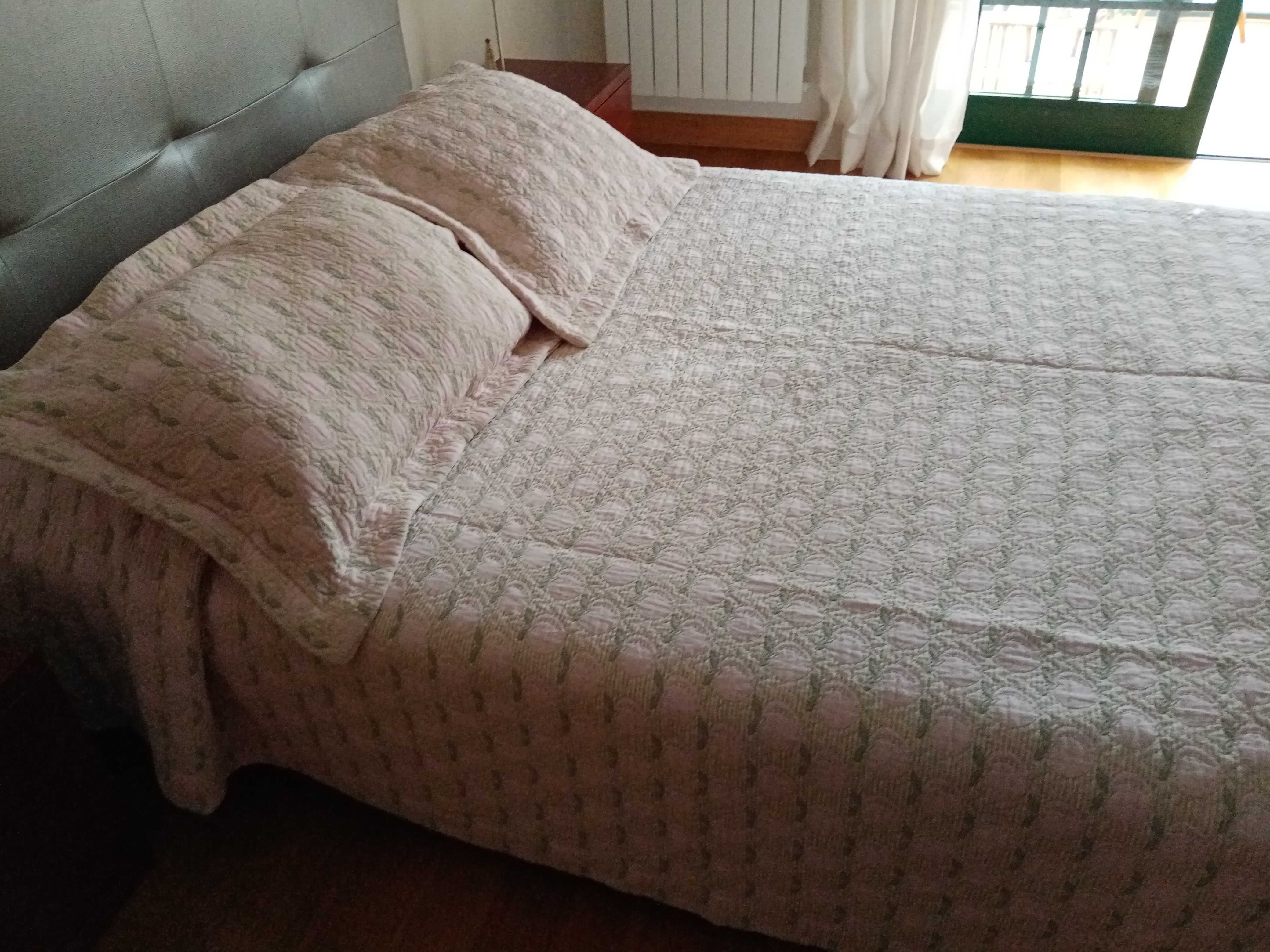 Colcha de algodao para cama de casal com almofadas