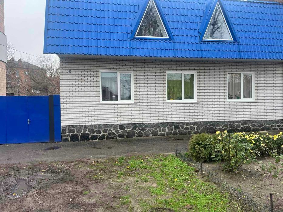 Пропоную до продажу двоповерховий будинок в центрі міста