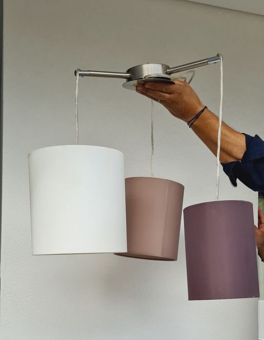 Candeeiro de teto com três abajues, em tons de castanho, beje e creme