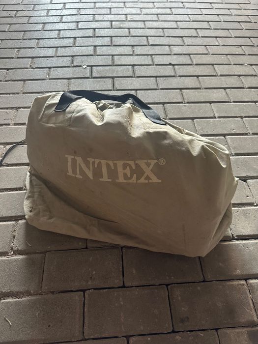 Materac INTEX 2 osobowy z wbudowaną pompką