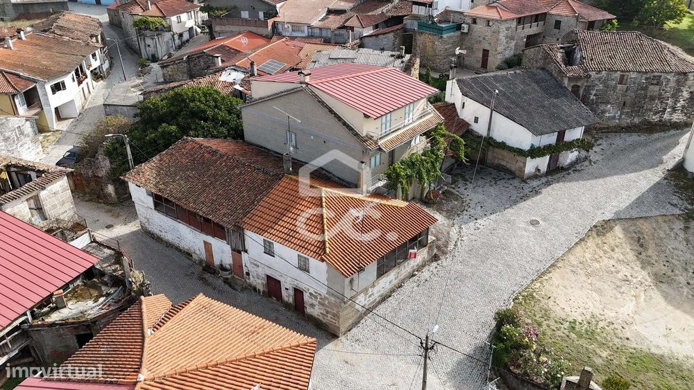 Moradia em granito situada numa aldeia típica com vistas desafogadas