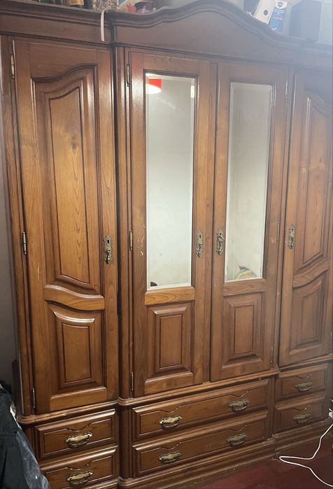 Guarda vestidos usado, com 4 portas e gavetas