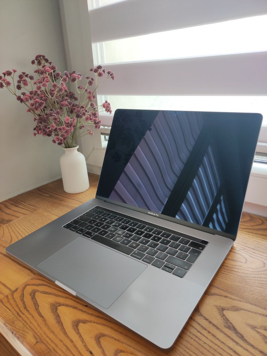 Macbook PRO 15 i7 2.6 16/512 szary 2018 TOUCHBAR