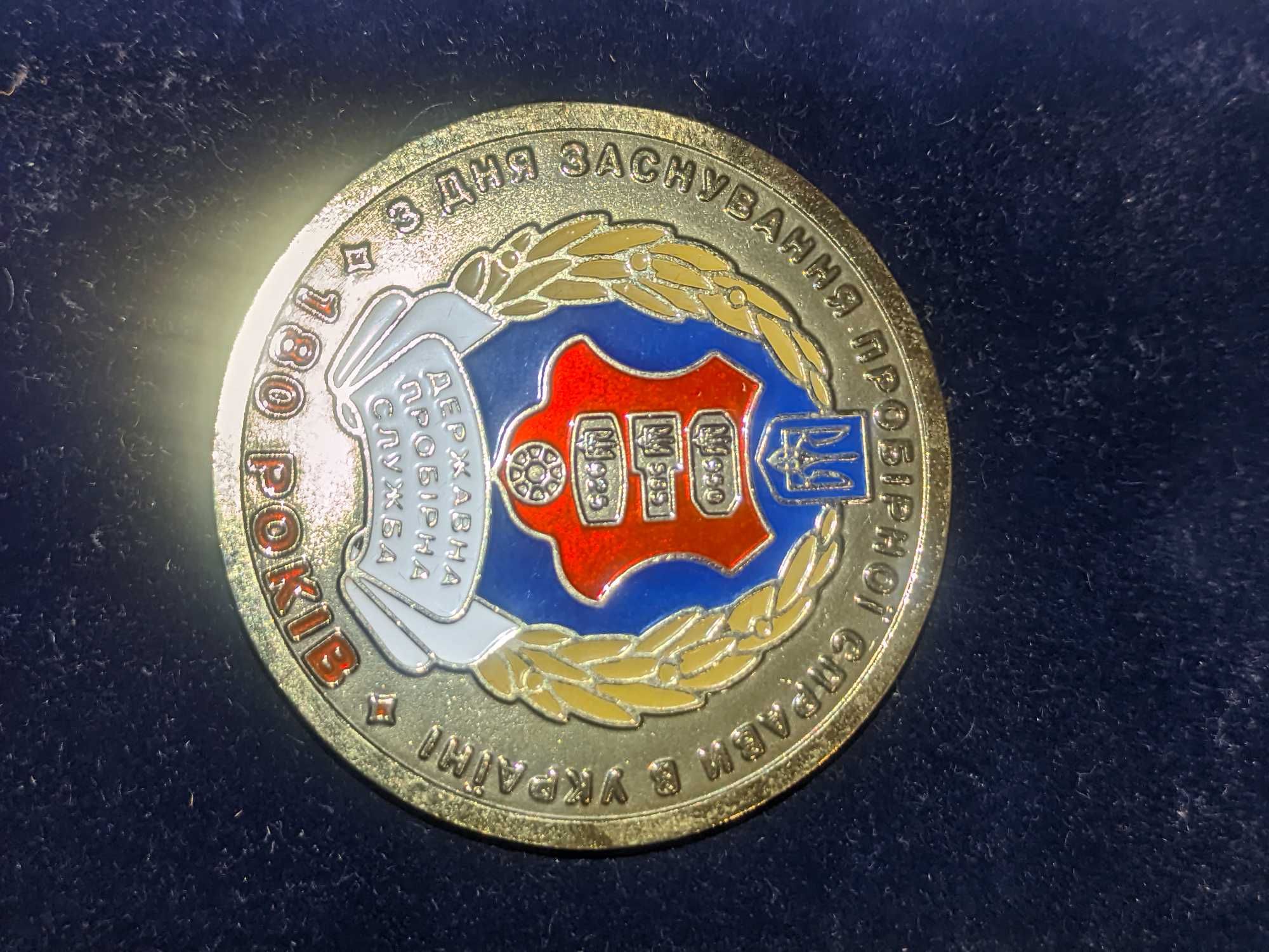 Медаль , значок в коробке в коллекцию