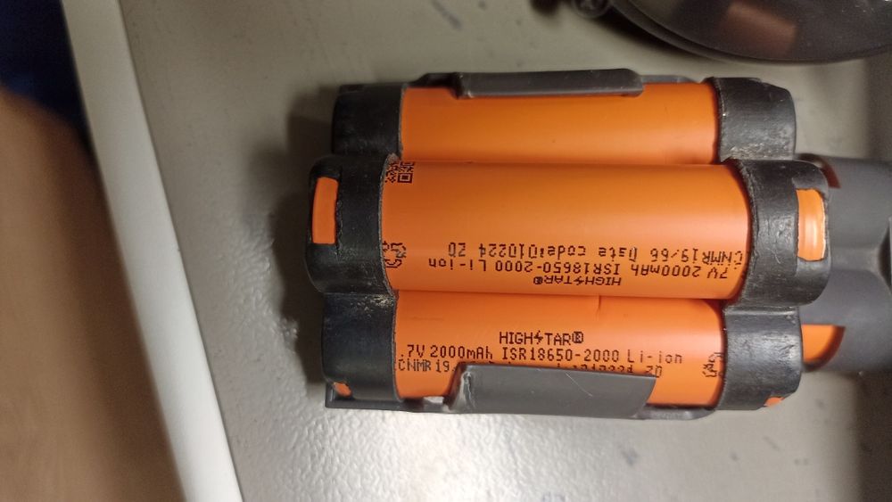 Emerytalna wyprzedaż. Odkurzacz bezprzewodowy Philips w zestawie.