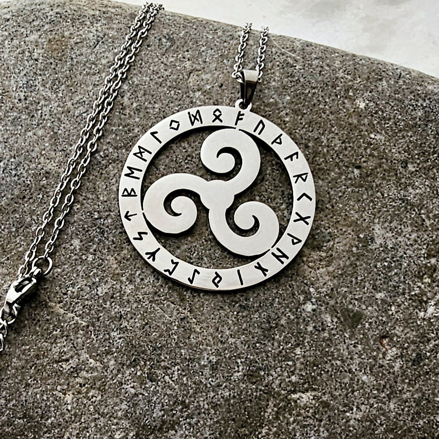 Colar Triskelion e Runas em aço inoxidável