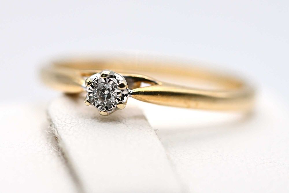 APART Elegancki pierścionek zaręczynowy z brylantem 0,03ct złoto 585