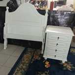 Cama de solteiro + mesa de cabeceira