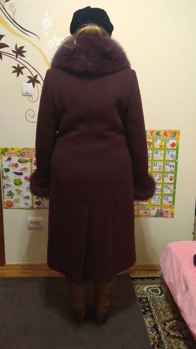 Продам зимове пальто, з натуральним хутром.
