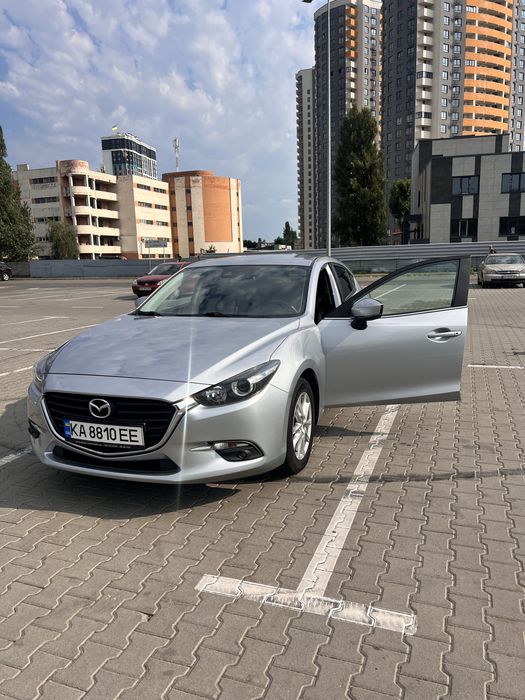 Автомобіль машина хетчбек седан