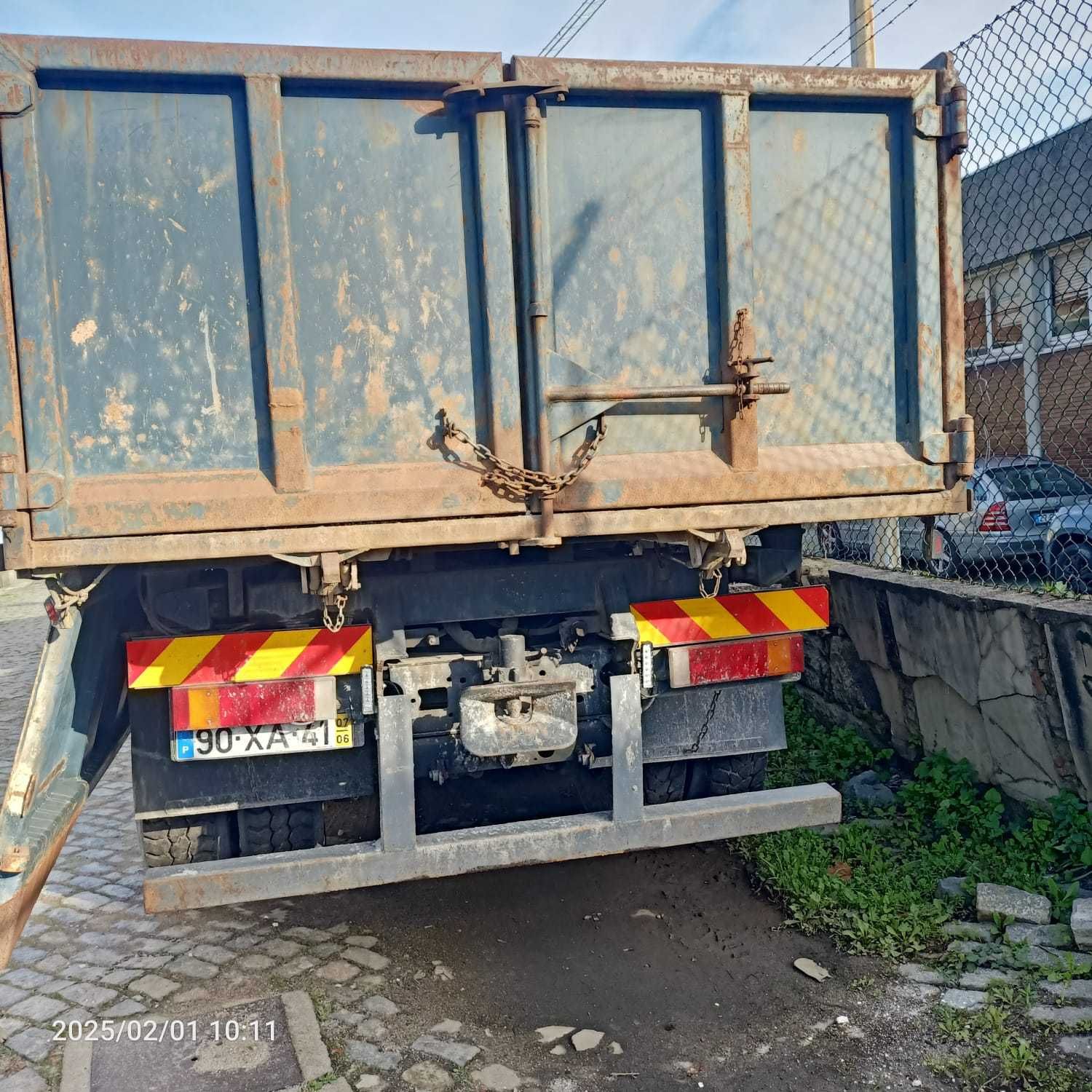 Camião Basculante 8x4 com grua